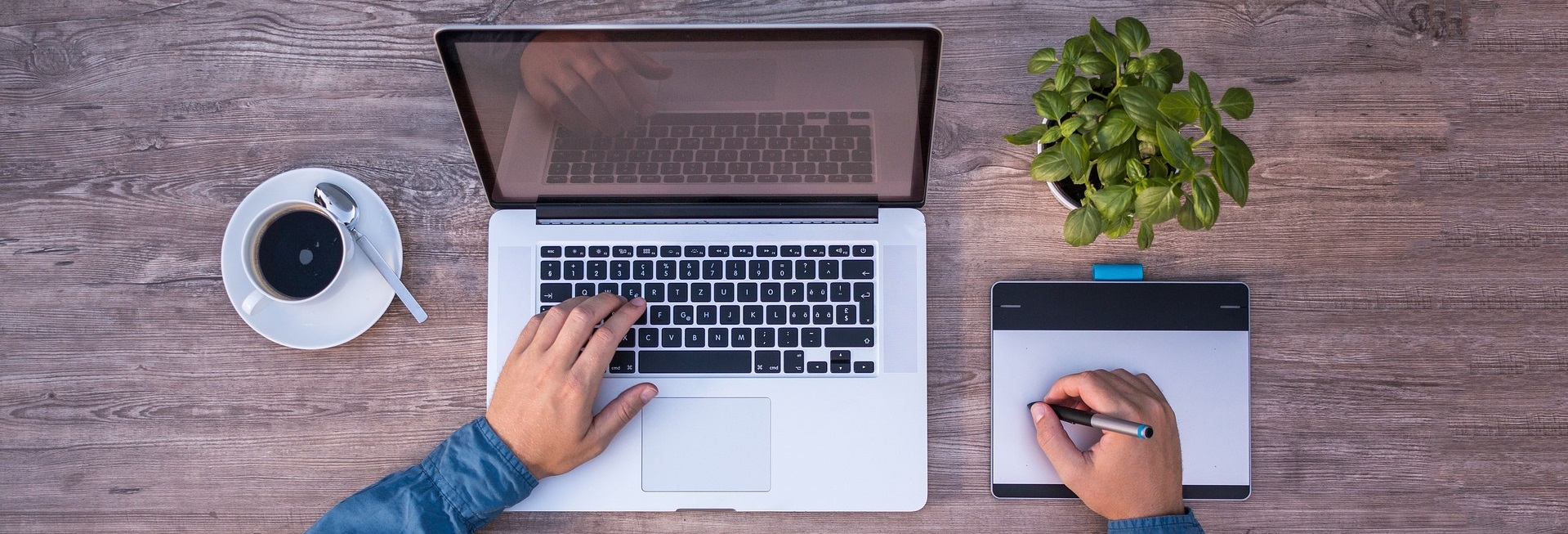 Laptop mit Kaffeetasse